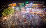 Biển người đi bộ đông nghịt trên quảng trường Đông Kinh Nghĩa Thục. Ảnh: Trọng Đạt/TTXVN