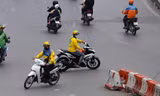 Tràn lan cảnh xe ôm công nghệ chở khách vượt đèn đỏ, đi đường cấm tại Hà Nội