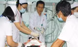 Các bác sĩ đang cấp cứu một nạn nhân chấn thương sọ não do bị giật túi xách
