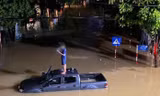 Thái Nguyên ngập nặng, ô tô chìm trong biển nước