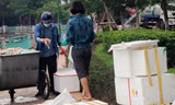 Điều tra hình ảnh đôi nam nữ lấy cá chết Hồ Tây cho vào hộp xốp