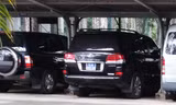 Một trong 4 xe Lexus 570 đậu trong nhà xe Tỉnh ủy Sóc Trăng. Ảnh: A.X
