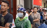 Đứng hàng giờ dưới mưa chờ mua bánh trung thu ở Hà Nội