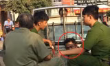 Công an đưa một nghi can trộm xe máy bị "hiệp sĩ" bắt giữ về trụ sở làm việc. Ảnh: Thanh Hải