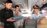 Phụ xe (đứng giữa) khai nhận hai bánh hình chữ nhật là cần sa khô, mua về sử dụng. Ảnh: Đức Trí