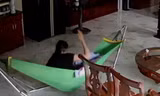 Hành động bà Lý quá tay với bé bốn tháng tuổi. Cắt từ video