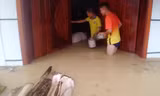 Cận cảnh cuộc sống người dân ngập trong biển nước do tràn đê bối ở Bắc Giang