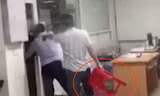 Ông Nguyễn Xuân Huân (người cầm ghế). Ảnh cắt từ video