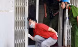 Cảnh sát khám nghiệm hiện trường, nơi cô gái bị sát hại