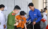 Tuổi trẻ Đà Nẵng khám bệnh miễn phí, trao nhu yếu phẩm cho người yếu thế