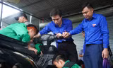 Sinh viên dầm mưa, sửa xe miễn phí cho người dân ở 'rốn ngập' Đà Nẵng