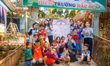 'Cõng' Tết lên non, gói bánh chưng tặng bà con vùng biên