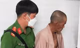 Trốn truy nã giả làm nhà sư, đi nhận quà từ thiện thì bị bắt