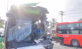 Xe giường nằm vỡ toác đầu sau cú tông kinh hoàng, hàng chục khách la hét hoảng loạn