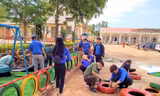 Các đoàn viên, thanh niên làm sân chơi thiếu nhi
