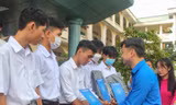 Học sinh Vĩnh Long được tặng quà, học bổng nhân dịp năm học mới