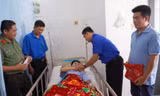 Chủ tịch UBND tỉnh Vĩnh Long tặng Bằng khen cho Đại úy bị đứt lìa hai chân khi xử lý 'cát tặc'