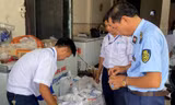 Cần Thơ: Phát hiện hơn 1 tấn đùi gà Mỹ, đùi lợn hết hạn sử dụng