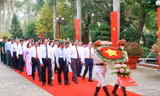 Dâng hương, trồng cây lưu niệm tại đền thờ Bác Hồ tại Trà Vinh