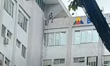 Kinh hãi cảnh thanh niên nghi ngáo đá, ngồi vắt vẻo trên nóc bệnh viện ở Rạch Giá