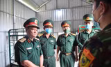 Thượng tướng Nguyễn Phương Nam, Phó Tổng Tham mưu trưởng QĐND Việt Nam kiểm tra các chốt chống dịch trên tuyến biên giới Hà Tiên.- Ảnh: P. Vũ.
