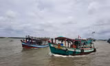 Giá xăng dầu giảm, ngư dân miền Tây vẫn vừa mừng, vừa lo