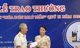 Đại diện Cục Thuế Thanh Hoá trao thưởng cho người đạt giải nhất chương trình “Hoá đơn may mắn” quý 2/ 2022.