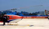 Một chiếc trực thăng Bell-505 bay dịch vụ ngắm cảnh vịnh Hạ Long (ảnh: Hoàng Dương).