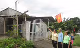 Người dân lắp bóng điện thắp sáng đường thôn bản. (Ảnh BLC)