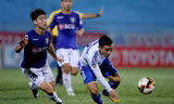 CLB Hà Nội (trái) đã thay vị trí số 1 của "người anh em" Quảng Nam trên bảng xếp hạng V-League.