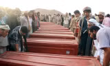 Chôn cất các nạn nhân xấu số ở Yemen.