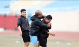 Hiếm khi ông Park Hang-seo vui vẻ như vậy với người xung quanh ở AFF Cup 2022. (ảnh Hữu Phạm)