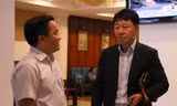HLV Chung Hae Seong (phải) và Trưởng đoàn bóng đá HAGL Nguyễn Tấn Anh tại Tp Hồ Chí Minh.