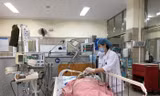 Điều trị cho bệnh nhân ngộ độc ma tuý đá tại BV Bạch Mai, Hà Nội. Ảnh: Vietnam+