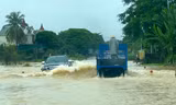 Nghệ An mưa trắng trời, quốc lộ ngập gần nửa mét