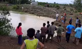 Bị cuốn vào cống thoát nước, vợ thoát nạn, chồng tử vong 