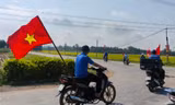 Tiếng loa thanh niên tuyên truyền chống dịch mỗi đường làng, ngõ hẻm