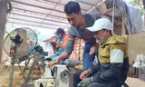 Biến gốc tre bỏ đi thành mỹ nghệ độc đáo, gieo nghề trên chính quê hương 