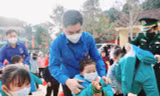 'Xuân ấm áp, Tết sẻ chia' vượt núi rừng về với bản xa