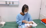 Cứu sống bé gái sinh non nặng 1,3kg, bị viêm ruột hoại tử