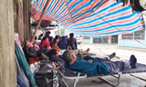 Dựng lều sống ‘vật vờ’ cạnh bệnh viện ngóng tin người thân điều trị COVID-19
