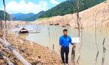 Lòng hồ thủy điện cạn nước, đoàn viên lội bùn cắm biển cảnh báo cho người dân đi
