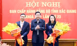 Bí thư Tỉnh ủy Bắc Giang (ở giữa) chúc mừng bà Hương và ông Oanh.