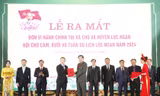 Bí thư Tỉnh ủy Bắc Giang Nguyễn Văn Gấu trao quyết định cho lãnh đạo thị xã Chũ và huyện Lục Ngạn. Ảnh: Nguyễn Thắng