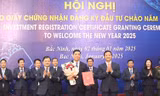 Lãnh đạo tỉnh Bắc Ninh trao giấy chứng nhận đăng ký đầu tư cho doanh nghiệp.