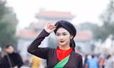 Một chị hai quan họ đi trẩy hội Lim (thị trấn Lim, huyện Tiên Du, Bắc Ninh). Ảnh: Nguyễn Thắng