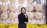 Các bạn trẻ chụp ảnh lưu niệm tại mô hình nón quai thao ở đường hoa Tết. Ảnh: Nguyễn Thắng.