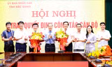 Phó Chủ tịch Thường trực UBND tỉnh Bắc Giang Mai Sơn (ở giữa) trao quyết định nghỉ hưu cho Chánh Văn phòng UBND tỉnh Bắc Giang.