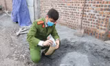 Công an tỉnh Bắc Ninh khám nghiệm hiện trường vụ đổ chất thải trái phép ở xã Đại Bái (huyện Gia Bình).