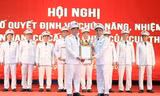 Lãnh đạo Cục Thuế trao quyết định cho ông Lê Bá Ngọc (bên trái).